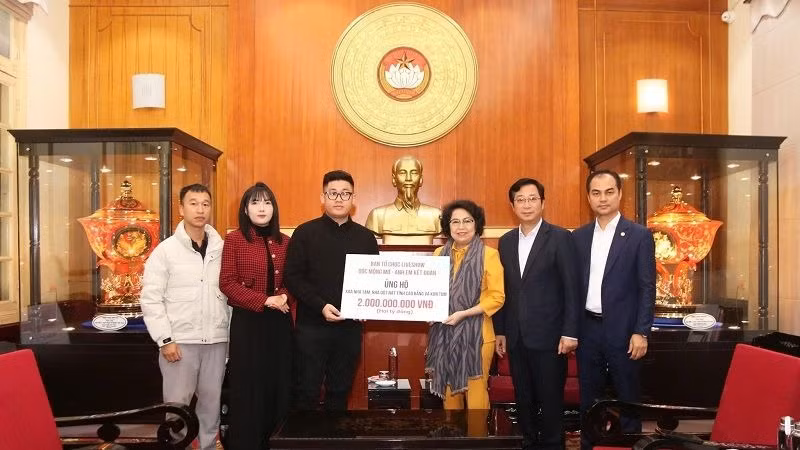 Phó Chủ tịch Ủy ban Trung ương Mặt trận Tổ quốc Việt Nam Tô Thị Bích Châu tiếp nhận ủng hộ từ Ban tổ chức Liveshow Dốc Mộng mơ.
