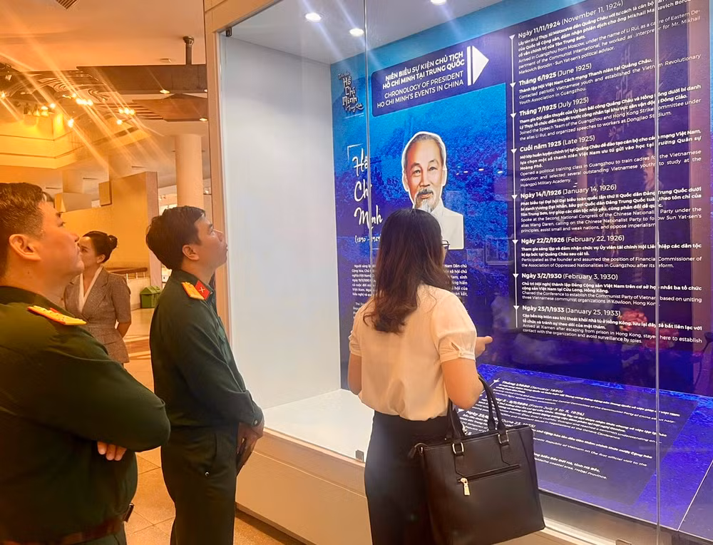 Du khách tham quan Triển lãm.