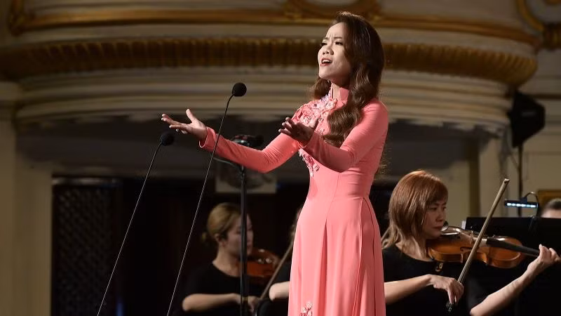 Ca sĩ Khánh Ngọc thể hiện giọng hát cao vút và truyền cảm.