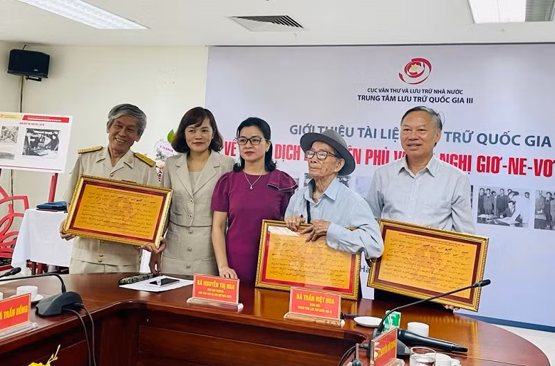 Đại diện Trung tâm Lưu trữ quốc gia III tặng các đại biểu khách mời Bộ sưu tập chữ ký của Chủ tịch Hồ Chí Minh.