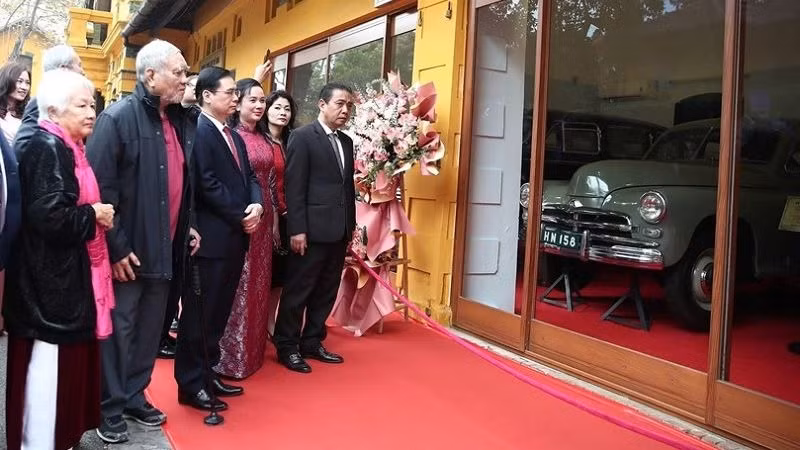 Các đại biểu tham quan, nghe thuyết minh về nhóm Bảo vật quốc gia ba chiếc xe ô-tô phục vụ Bác.