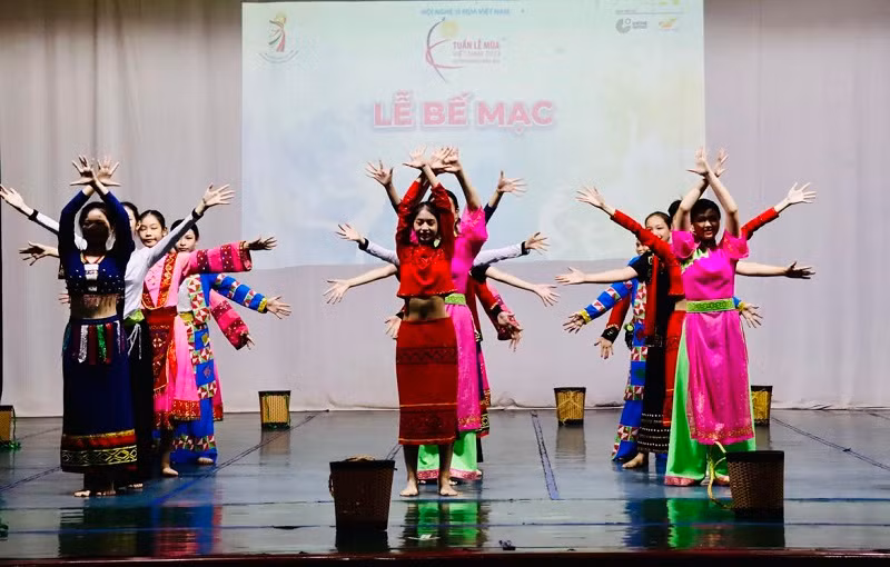 Nhiều tiết mục biểu diễn của các thí sinh nhí khiến hội đồng giám khảo bất ngờ. Nhiều tiết mục biểu diễn của các thí sinh nhí khiến hội đồng giám khảo bất ngờ.