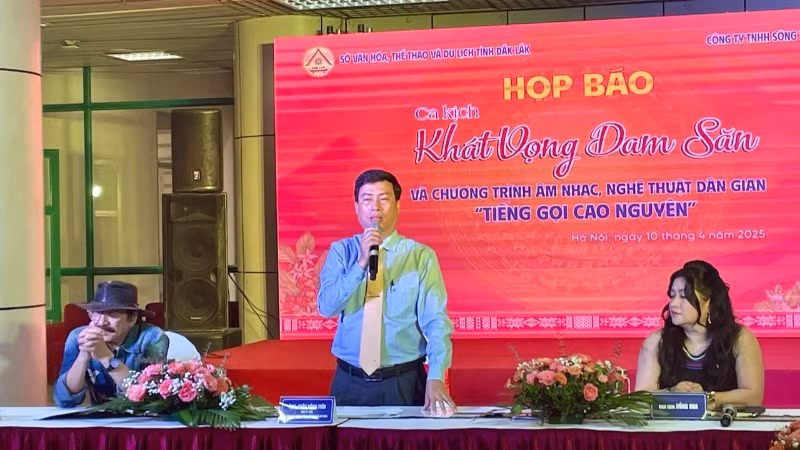 Đại diện Ban tổ chức và ê-kíp thực hiện chia sẻ thông tin về các chương trình. (Ảnh: PV)