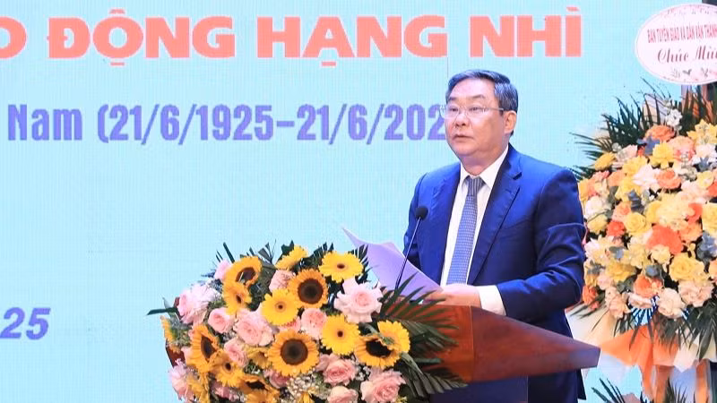 Phó Chủ tịch Thường trực Ủy ban Nhân dân Thành phố Hà Nội Lê Hồng Sơn phát biểu. (Ảnh: QUANG THÁI)