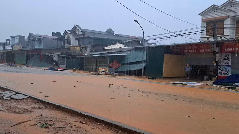 Mưa to kèm gió lốc làm tốc mái nhiều nhà dân trên địa bàn huyện Hàm Yên (Tuyên Quang).