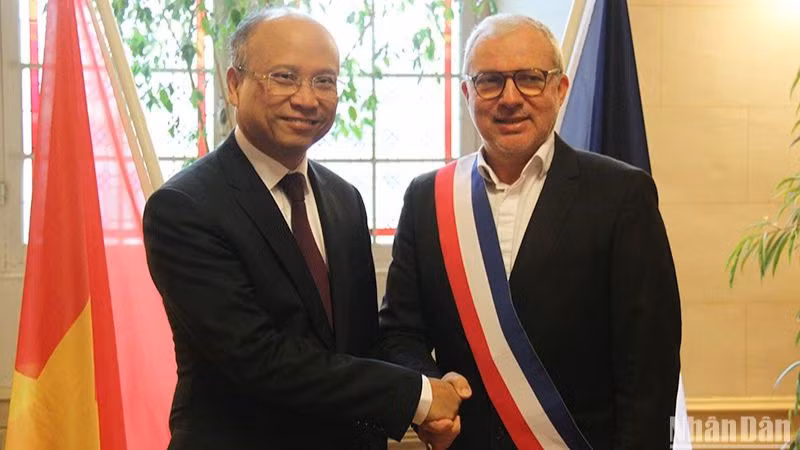 Chào đón Đại sứ Đinh Toàn Thắng tới thăm và làm việc tại Nevers, Thị trưởng Denis Thuriot đánh giá cao mối quan hệ hợp tác và hữu nghị truyền thống Việt Nam-Pháp. (Ảnh: Khải Hoàn)