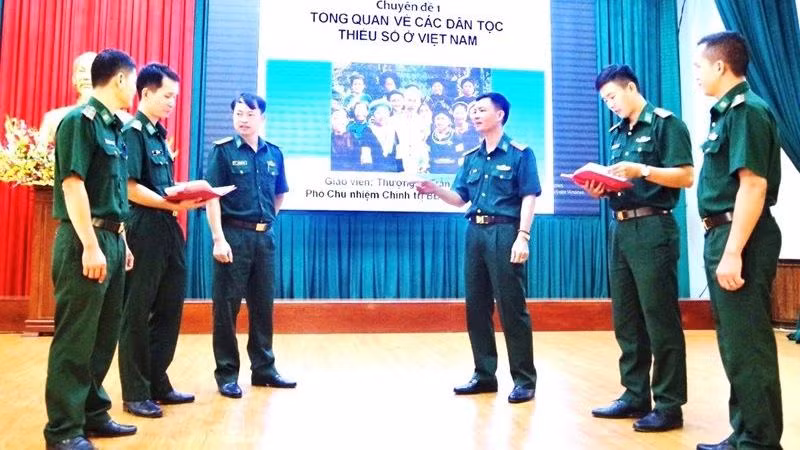 Giáo viên trao đổi kinh nghiệm cho học viên về công tác tuyên truyền vận động nhân dân trong vùng đồng bào dân tộc thiểu số ở Đắk Lắk.