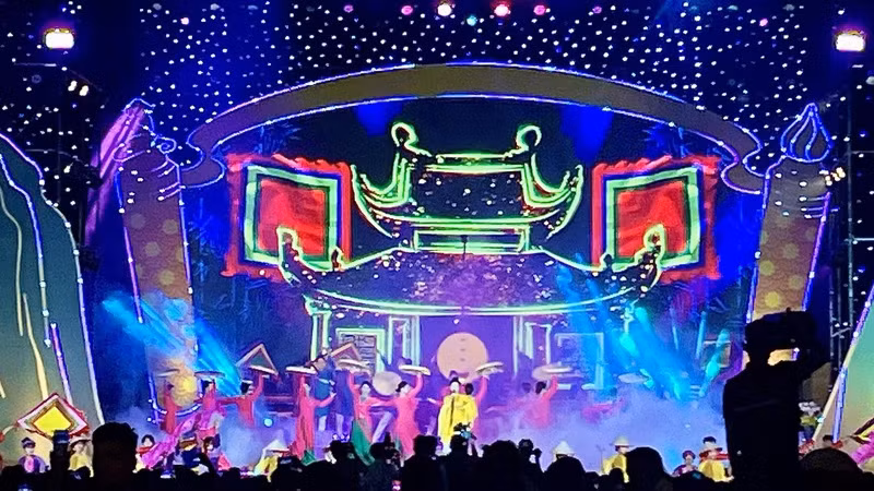 Biểu diễn nghệ thuật trong Lễ khai hội chùa Thầy.