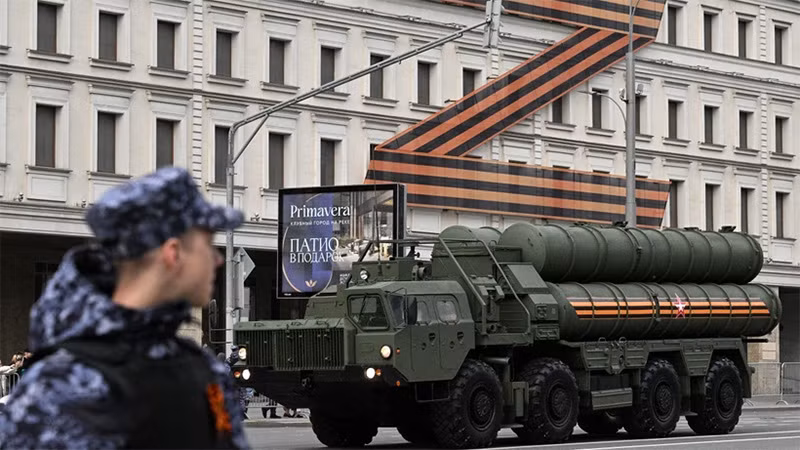 Hệ thống phòng không S-400 Triumf của Nga tại lễ tổng duyệt diễu binh kỷ niệm Ngày Chiến thắng ở Moskva, Nga, ngày 4/5/2023. (Ảnh: AFP/TTXVN)