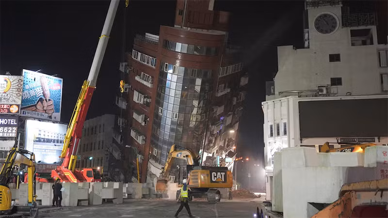 Công nhân làm việc tại hiện trường tòa nhà bị sập ở Hoa Liên, Đài Loan, Trung Quốc, tối 3/4/2024. (Ảnh: Reuters)