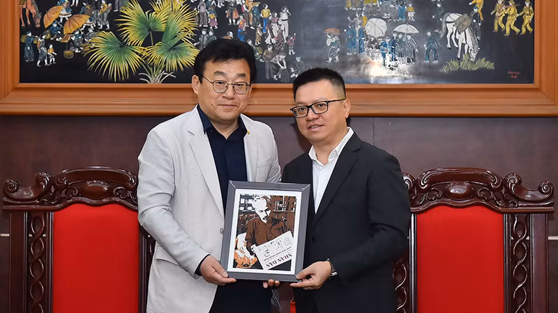 Đồng chí Lê Quốc Minh, Ủy viên Trung ương Đảng, Tổng Biên tập Báo Nhân Dân, Phó Trưởng Ban Tuyên giáo Trung ương, Chủ tịch Hội Nhà báo Việt Nam tiếp ông Park Jong Hyun, Chủ tịch Hội Nhà báo Hàn Quốc. (Ảnh: THỦY NGUYÊN)