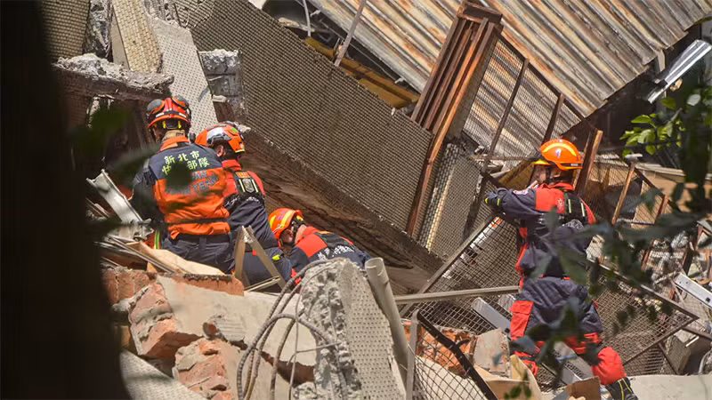 Lực lượng khẩn cấp đang xác định vị trí của các nạn nhân bị vùi lấp trong tòa nhà bị sập sau trận động đất tại Đài Loan (Trung Quốc), ngày 3/4/2024. (Ảnh: Getty Images)