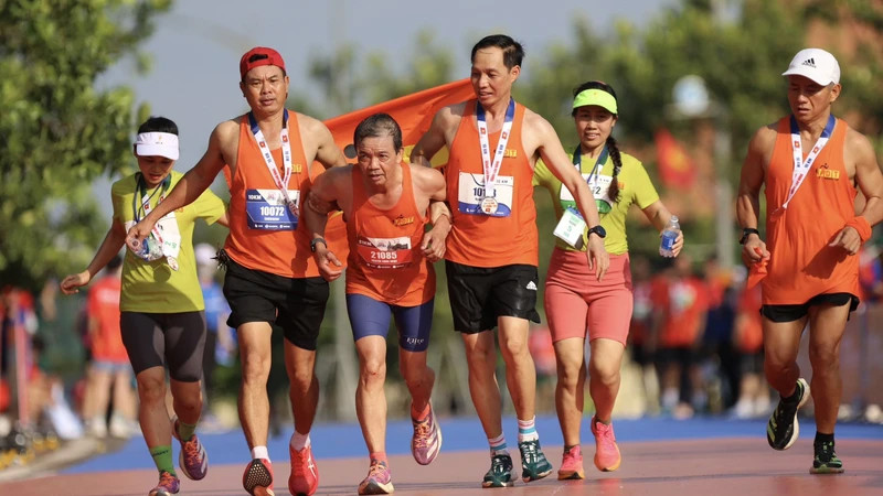 Nhiều vận động viên chuyên nghiệp và nghiệp dư tham gia giải chạy.