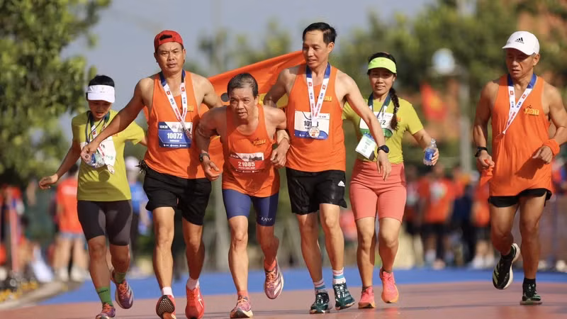 Nhiều vận động viên chuyên nghiệp và nghiệp dư tham gia giải chạy.