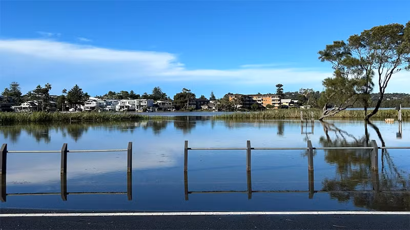 Khu vực Narrabeen ở phía bắc Sydney bị ngập sau trận mưa trong đêm 5/4/2024. (Ảnh: ABC News)
