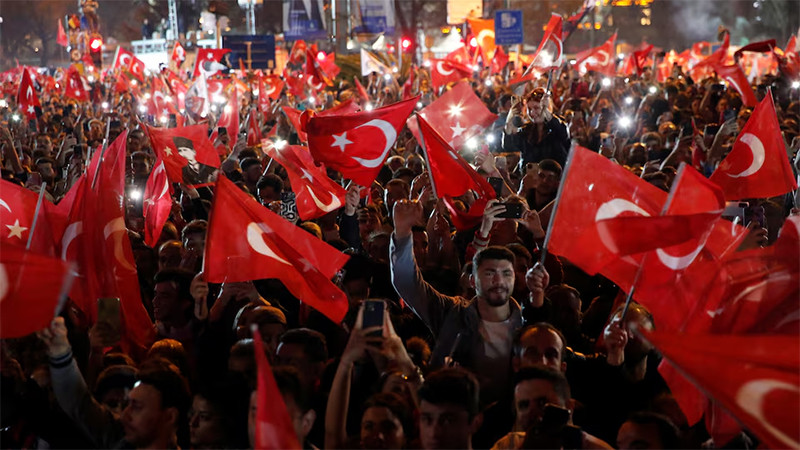 Đám đông ủng hộ Thị trưởng Istanbul Ekrem Imamoglu ăn mừng chiến thắng sau khi có kết quả kiểm phiếu sơ bộ, ngày 1/4/2024. (Ảnh: Reuters)