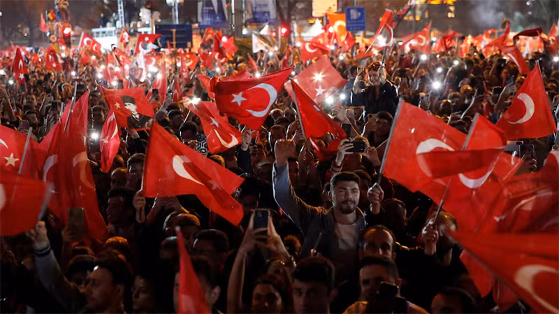 Đám đông ủng hộ Thị trưởng Istanbul Ekrem Imamoglu ăn mừng chiến thắng sau khi có kết quả kiểm phiếu sơ bộ, ngày 1/4/2024. (Ảnh: Reuters)