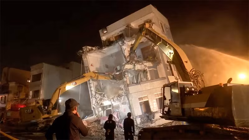 Nhân viên khẩn cấp nỗ lực chống đỡ những tòa nhà bị hư hại và dọn dẹp những tòa nhà được cho là không thể "cứu" được nữa. (Ảnh: Reuters) Nhân viên khẩn cấp nỗ lực chống đỡ những tòa nhà bị hư hại và dọn dẹp những tòa nhà được cho là không thể "cứu" được nữa. (Ảnh: Reuters)