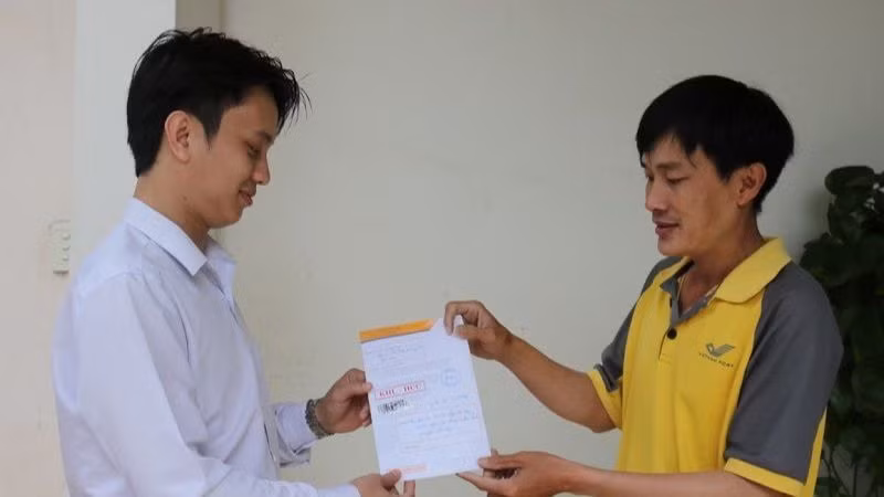 Thông qua dịch vụ hỗ trợ người dân về nộp hồ sơ trực tuyến toàn trình trên hệ thống Dịch vụ công quốc gia, nhân viên ngành bưu điện Đắk Nông tiến hành trả kết quả cho khách hàng ngay tại nhà.