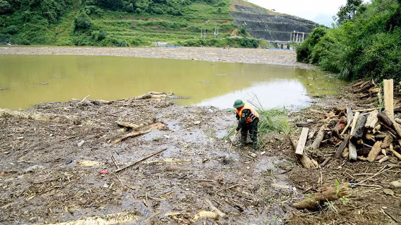 Lực lượng chức năng tìm kiếm nạn nhân bị lũ cuốn mất tích ở các con suối và hồ thủy điện ở thị xã Sa Pa, Lào Cai.