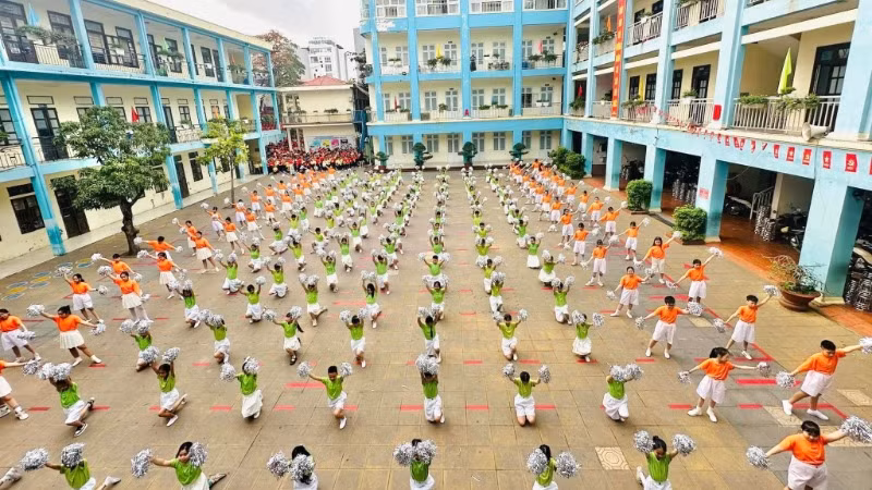 Học sinh Trường Tiểu học Võ Thị Sáu (quận Lê Chân) đồng diễn tiết mục văn nghệ.