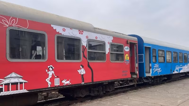 Đoàn tàu Hoa Phượng đỏ thu hút khách du lịch trải nghiệm.