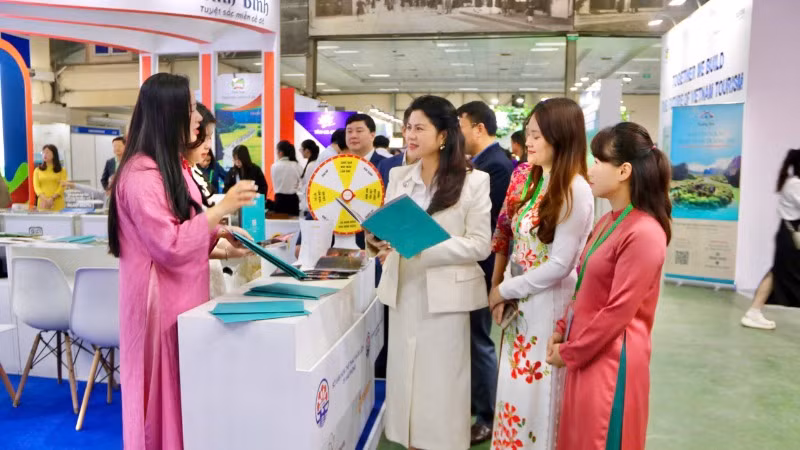 Các đại biểu tham quan gian hàng Du lịch Hải Phòng.