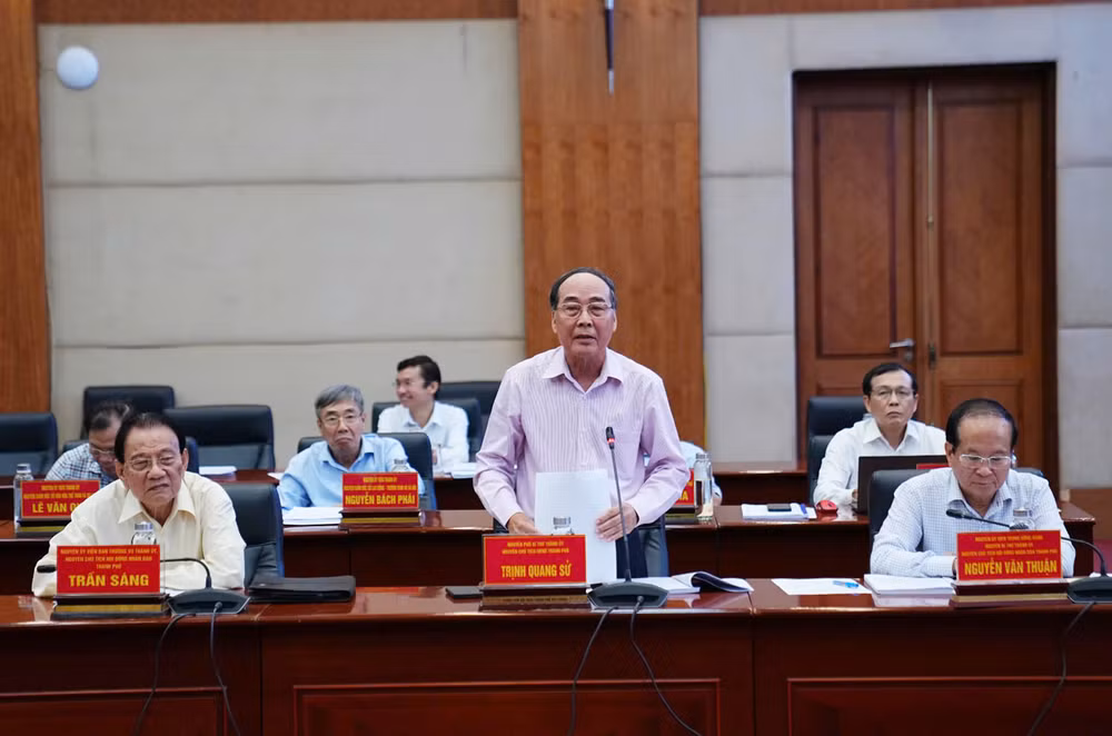 Các đồng chí nguyên lãnh đạo thành phố phát biểu ý kiến tại tọa đàm.