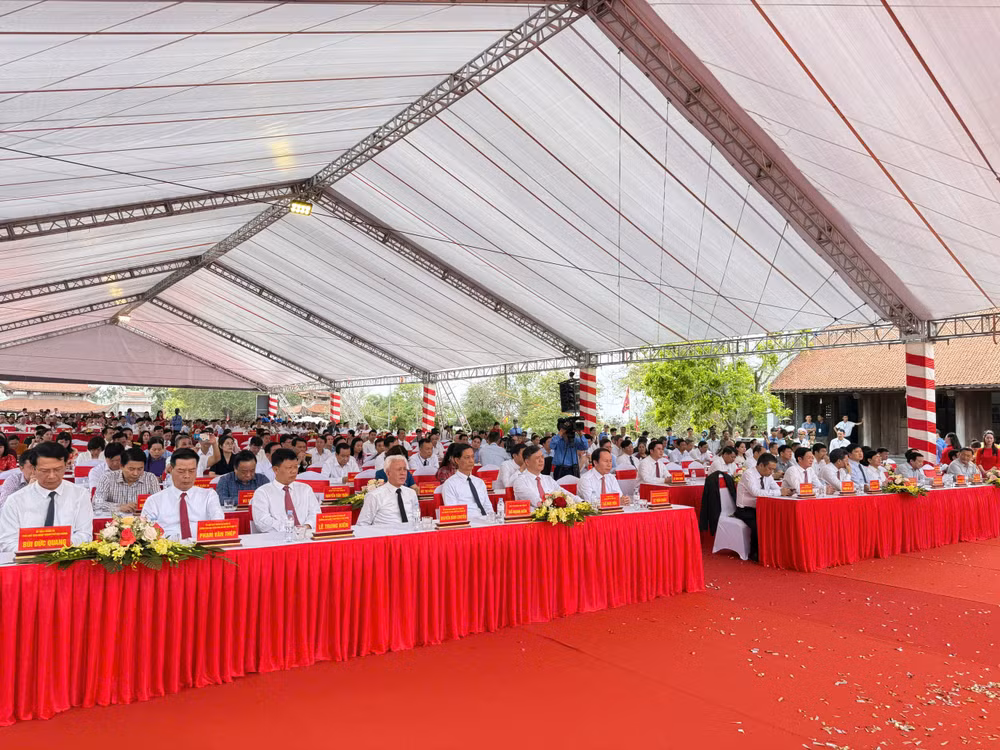 Các đại biểu dự lễ đón nhận.