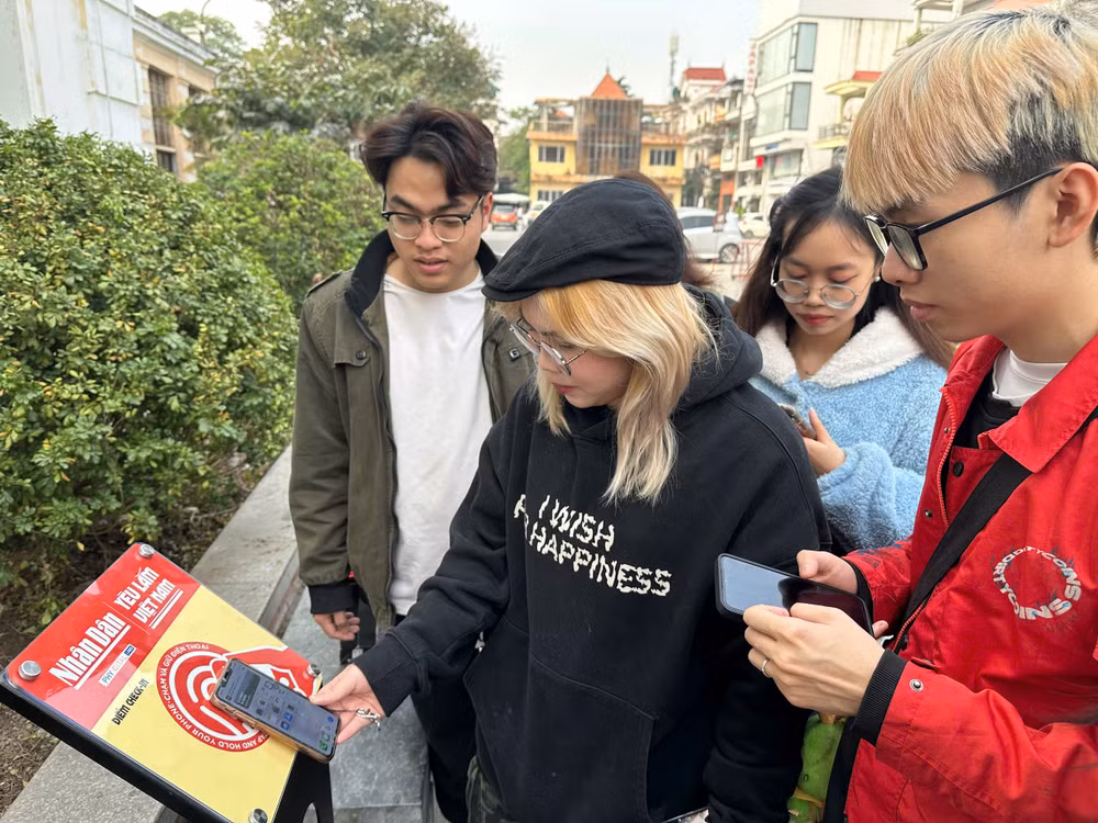 Các bạn trẻ trải nghiệm check-in để được nhận quà thưởng.