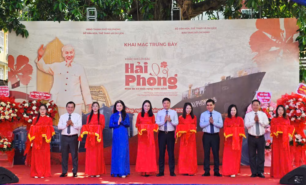 Khai mạc trưng bày ảnh, tư liệu “Khắc ghi lời Bác, Hải Phòng-Niềm tin và khát vọng vươn mình".