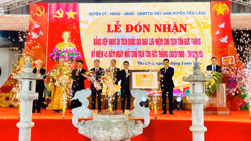 Lễ đón nhận Bằng xếp hạng di tích quốc gia Nhà lưu niệm Chủ tịch Tôn Đức Thắng.