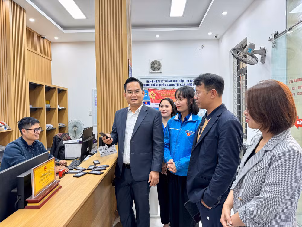 Hướng dẫn người dân sử dụng các ứng dụng công nghệ.