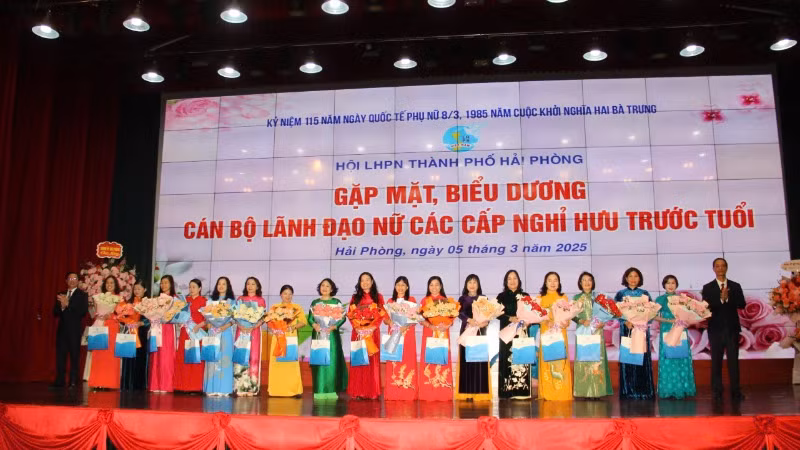 Tặng quà các nữ lãnh đạo thành phố nghỉ hưu trước tuổi.