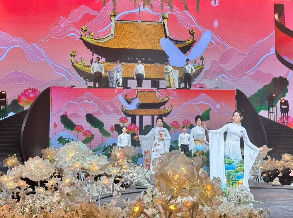 Các thí sinh thể hiện phần thi của mình.