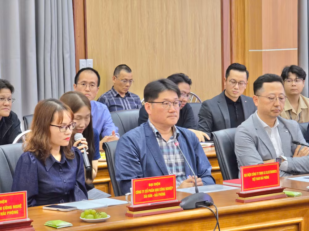 Lãnh đạo các doanh nghiệp nêu ý kiến tại cuộc làm việc.