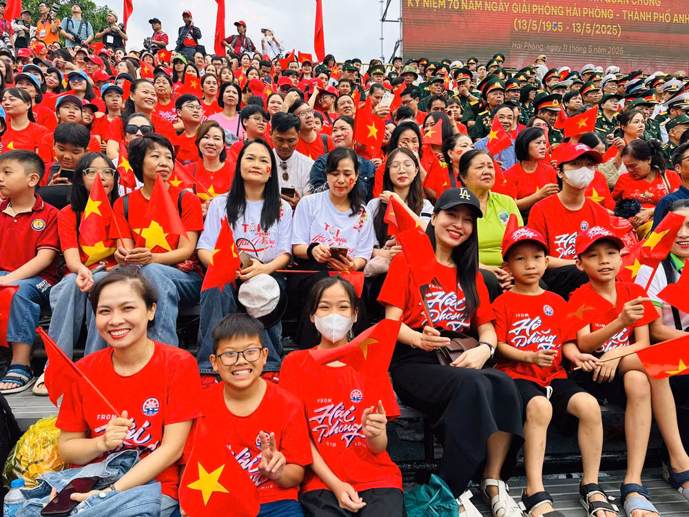 Sự háo hứng, phấn khởi, cổ vũ, reo vui của hàng vạn người dân và du khách thập phương. Sự háo hứng, phấn khởi, cổ vũ, reo vui của hàng vạn người dân và du khách thập phương.