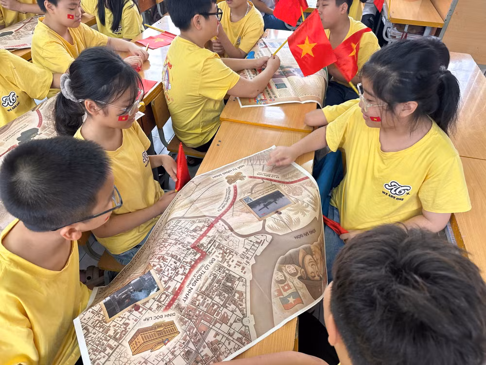 Tiết học Hoạt động trải nghiệm lồng ghép giới thiệu ấn phẩm Phụ san đặc biệt kỷ niệm 50 năm Ngày Giải phóng miền nam, Thống nhất đất nước của Báo Nhân Dân.