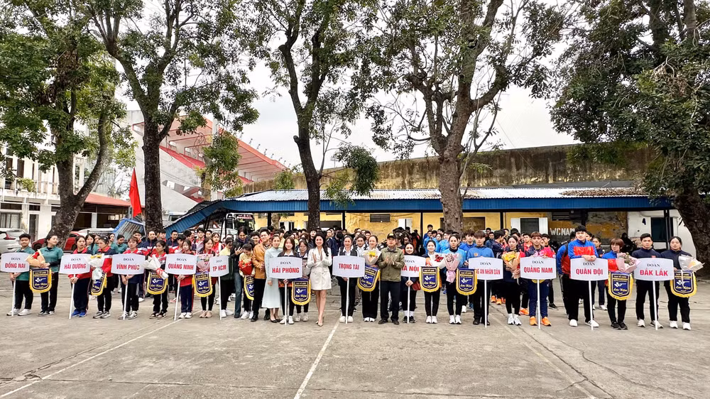 Các đại biểu tặng hoa cho trọng tài và các vận động viên.