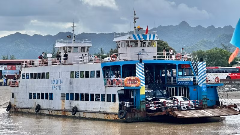  Phà chạy sang đảo Cát Hải.