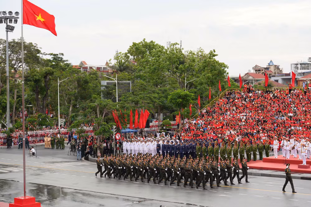 Chương trình duyệt đội ngũ và diễu hành có 42 khối diễu hành. Chương trình duyệt đội ngũ và diễu hành có 42 khối diễu hành.