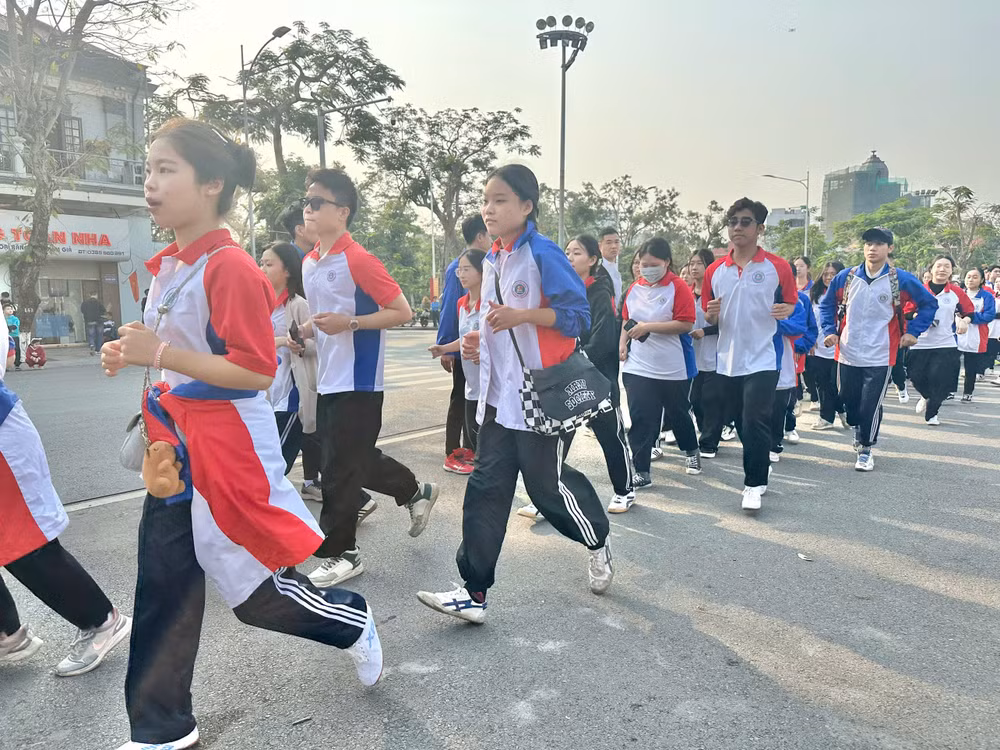 Khối học sinh, sinh viên tham gia chạy.
