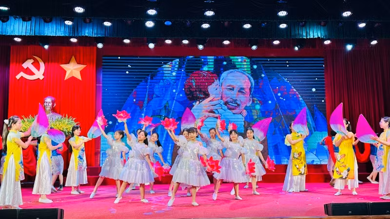 Các tiết mục văn nghệ chào mừng.