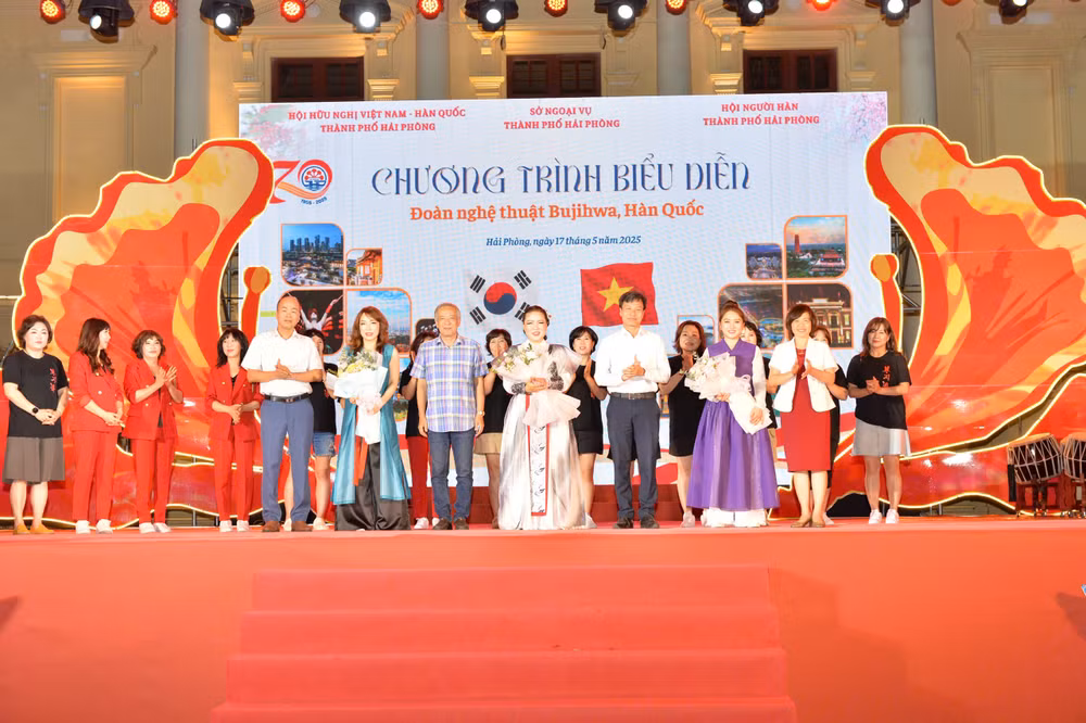 Đoàn nghệ thuật Bujihwa.