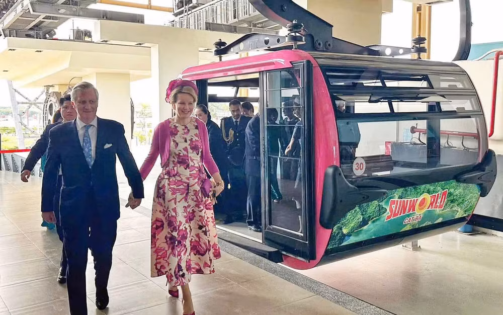 Nhà vua và Hoàng hậu Bỉ trải nghiệm cáp treo Cát Hải.