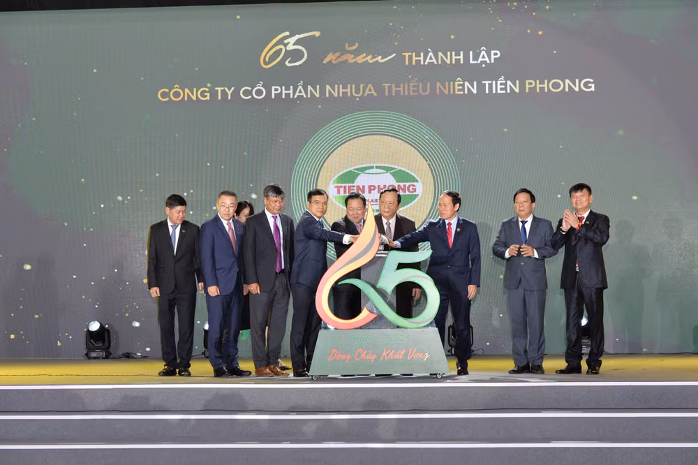 Các đại biểu thực hiện nghi thức kỷ niệm dấu ấn 65 năm thành lập Nhựa Tiền Phong. (Ảnh:PV)