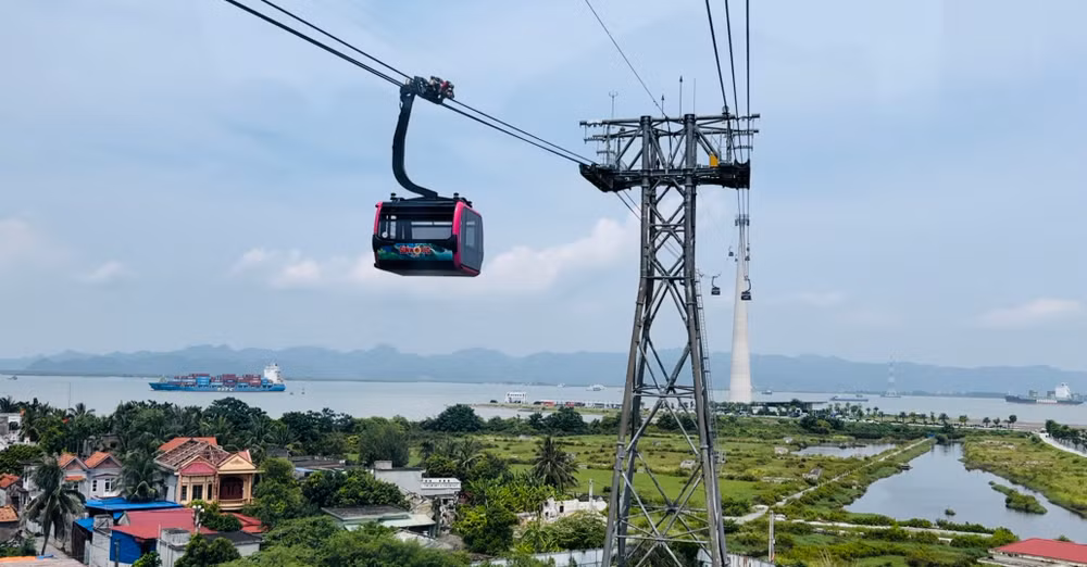 Du khách đến đảo Cát Bà bằng cáp treo thân thiện với môi trường.