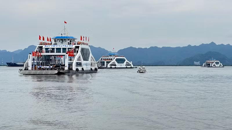 Trong dịp nghỉ lễ 30/4 và 1/5, các ngày cuối tuần, xe ô-tô con và xe tải bị hạn chế ra đảo Cát Bà.