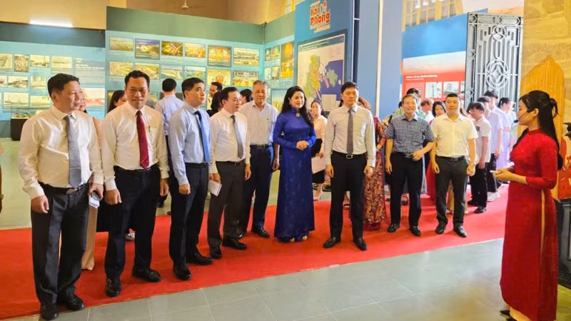 Các đại biểu tham quan trưng bày.