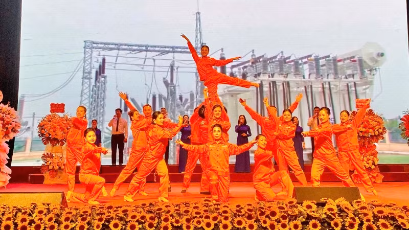 Tiết mục văn nghệ của cán bộ, công nhân viên Điện lực Hải Phòng.